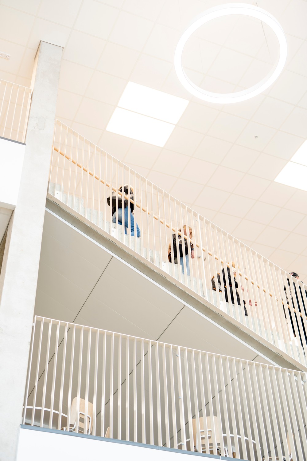 Kaksi nuorta pöydän ääressä tehtäviä tekemässä