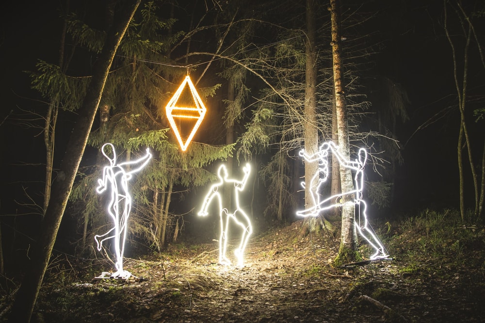 Valopolku-hahmoja metsässä
