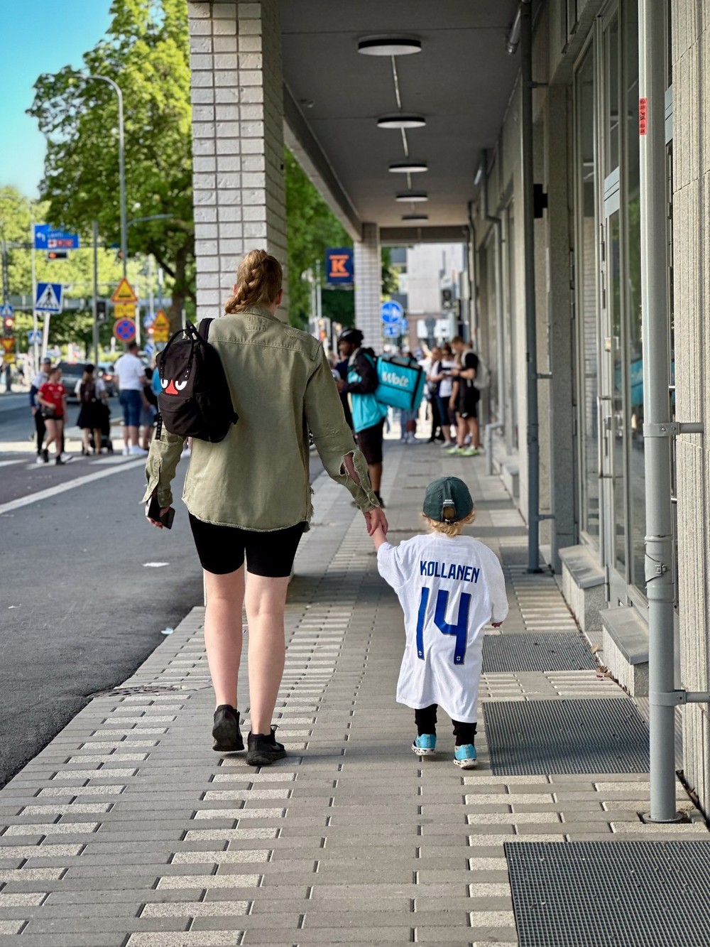 Aikuinen ja lapsi jalkapallopaidassa