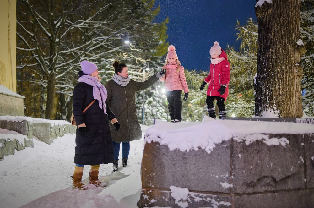 Ojennettu käsi, jossa tyrnimarjoja