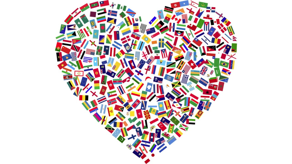 Sydän, jonka sisällä on eri maiden lippuja