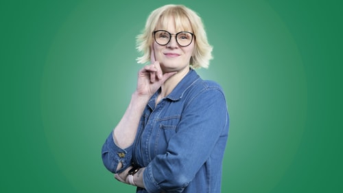 Nainen seisoo