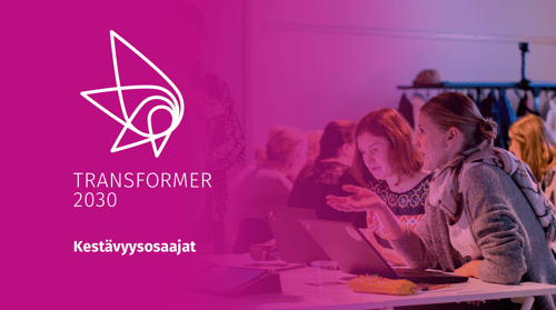ihmisiä keskustelemassa tietokoneiden ääressä, päällä teksti