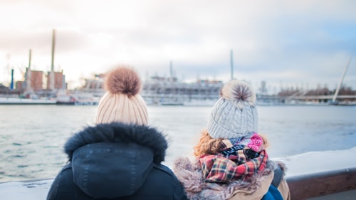 Kaksi naista katsomassa koskea