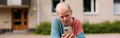 Nuori tyttö selaa älypuhelinta