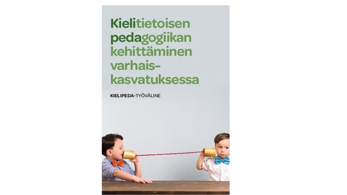 Lapset leikkivät paperimukeista valmistetulla narupuhelimella.