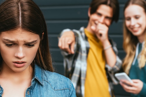 Kaksi kiusaajaa ja kiusattu koulussa