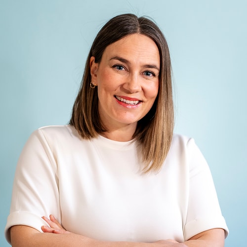 Nainen poseeraa hymyillen